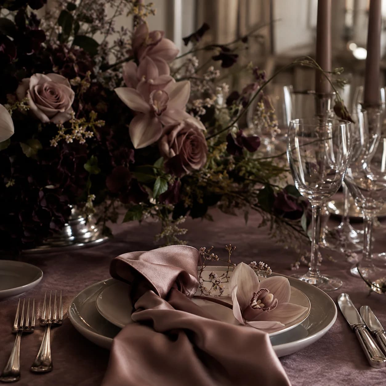 Inspiration générée par IA — détail floral romantique aux tons profonds